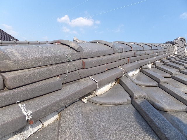 歪みが見受けられる棟瓦